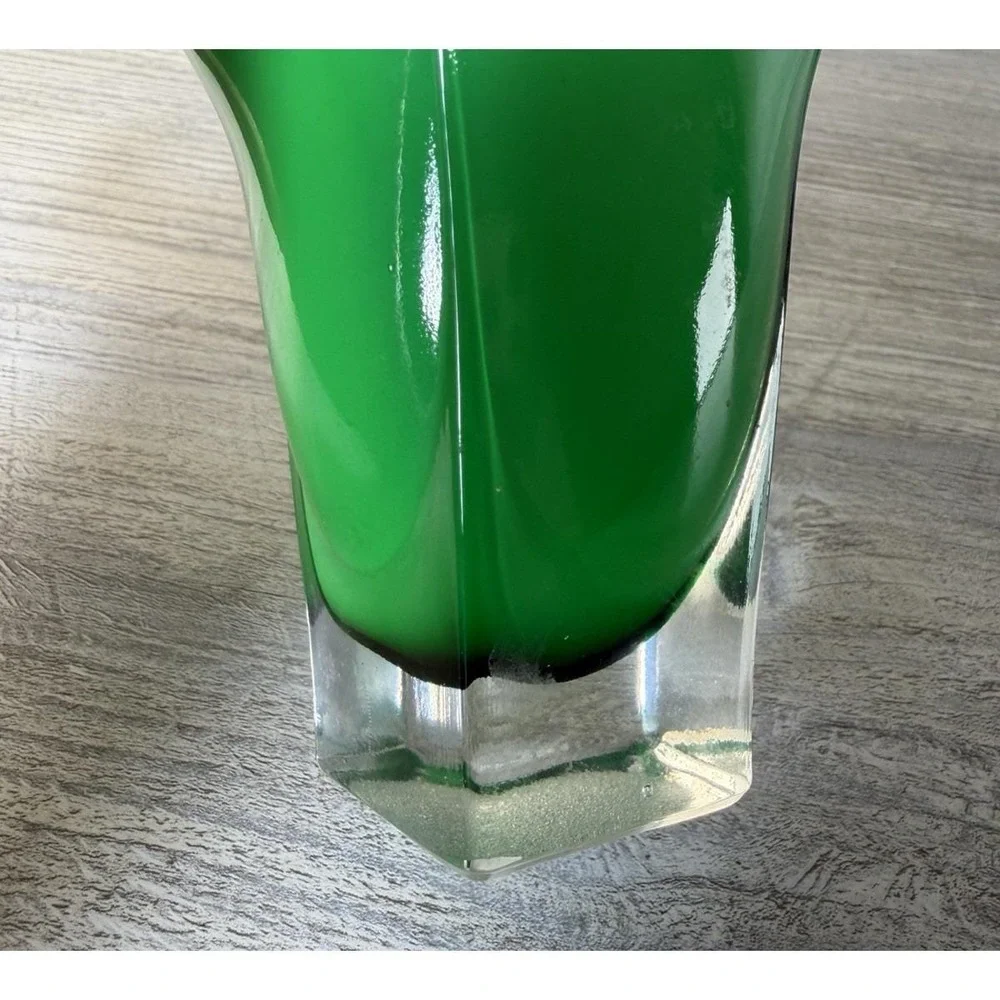 Kreiss Art Glass Emerald Green Cased Ruffled Top Handkerchief Vase 5.5